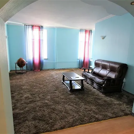Apartment Spacious Old In A Quiet Area *