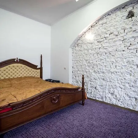 Spacious Old In A Quiet Area Apartment
