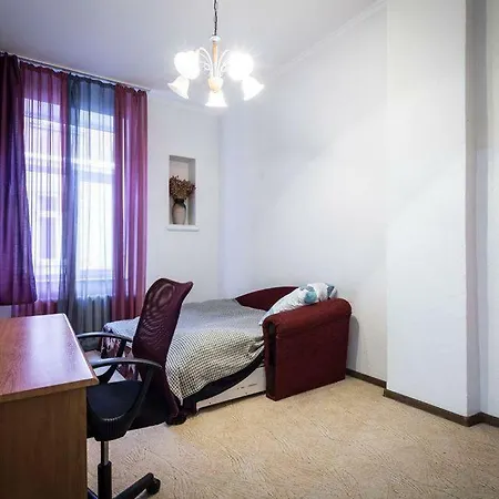 Spacious Old In A Quiet Area *