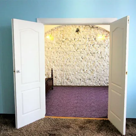 Spacious Old In A Quiet Area Apartment
