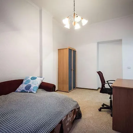 Apartment Spacious Old In A Quiet Area